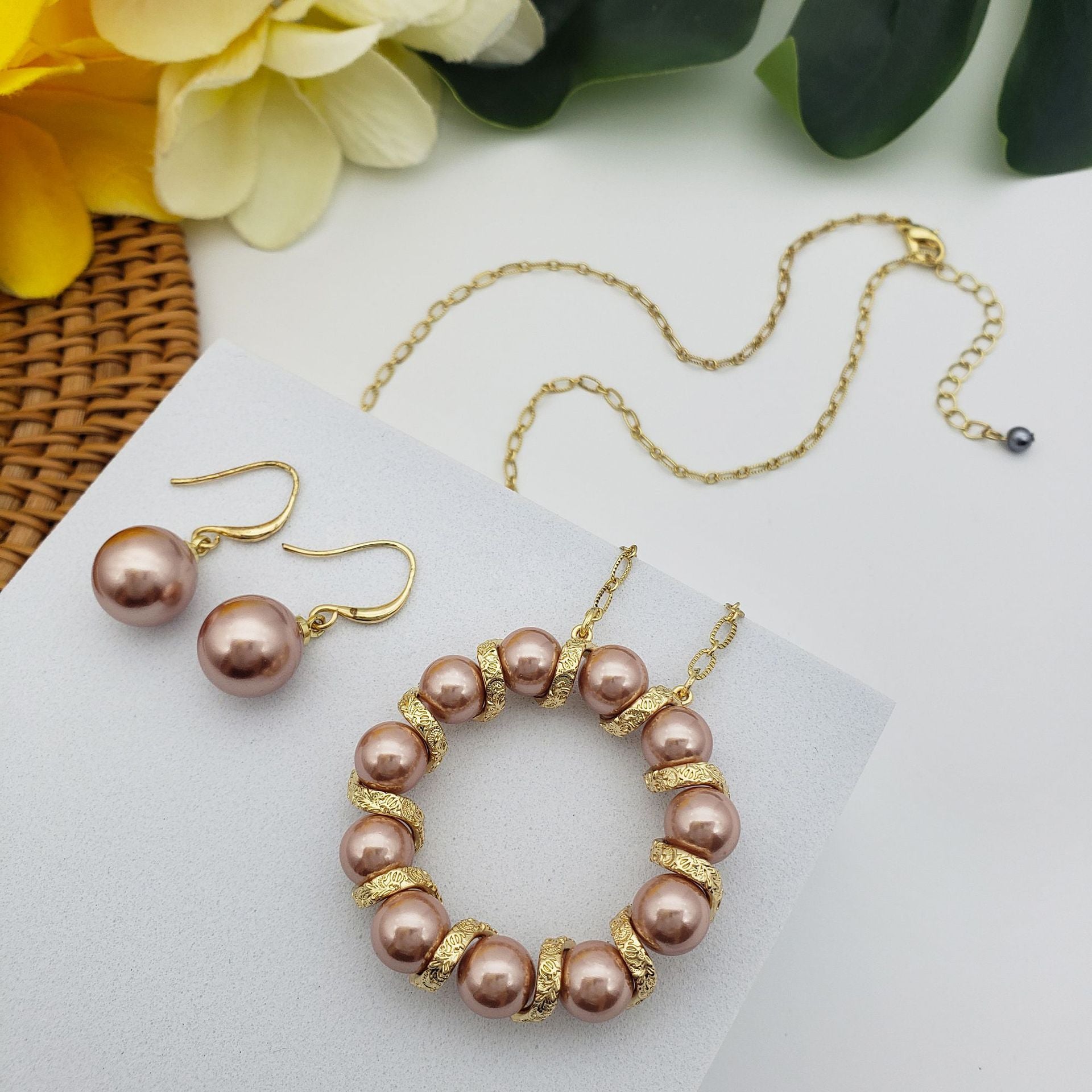 Conjunto de joyería de aretes de cobre con corona de círculo de perlas al por mayor